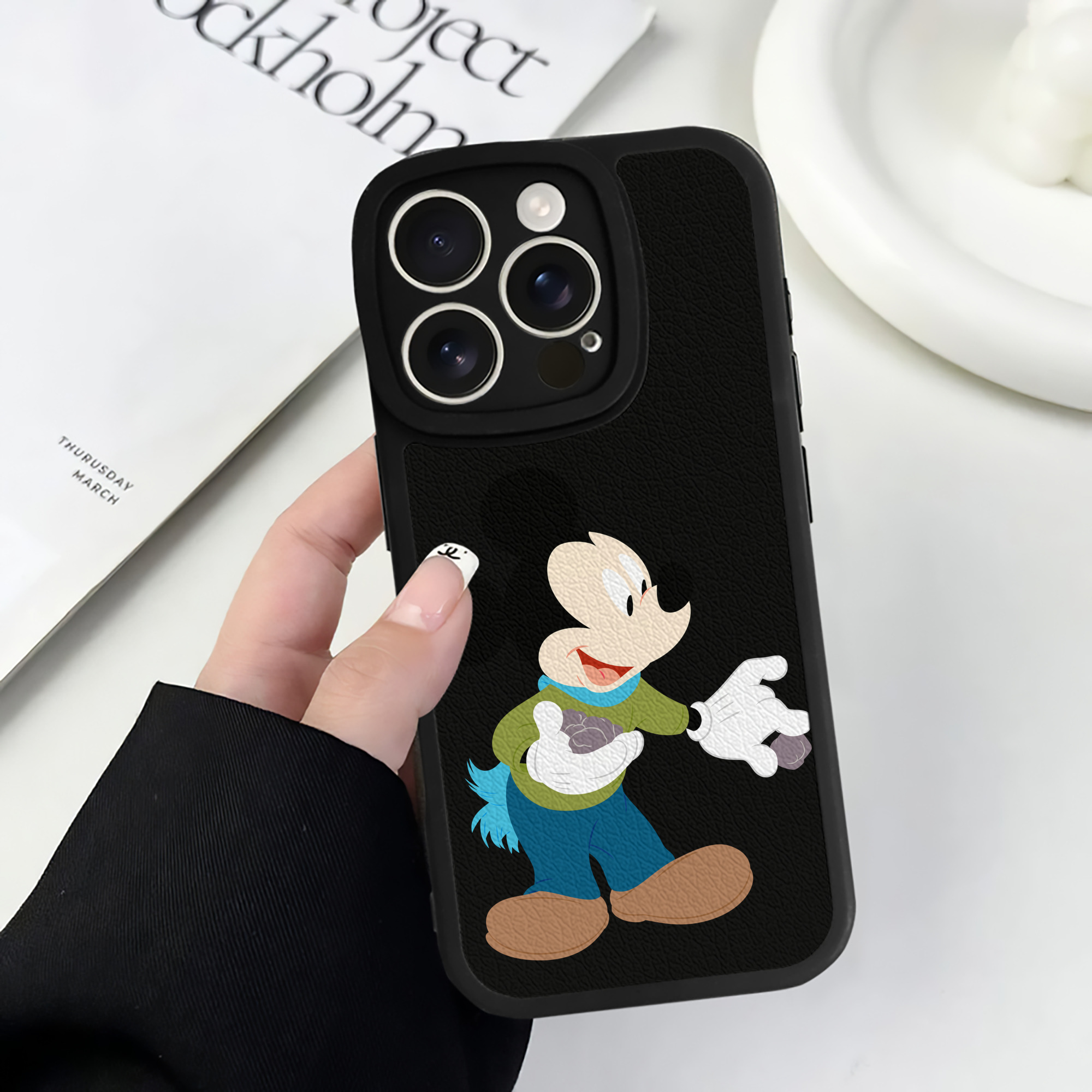 （画像用） ミッキーマウス Mickey Mouse 【iPhone 16シリーズ対応】シリコンスマホケース（レザー調） 材質：シリコン